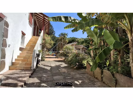 charmante maison en pierres dans son écrin de verdure