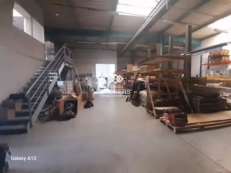 entrepôt avec quai de chargement pour stockage