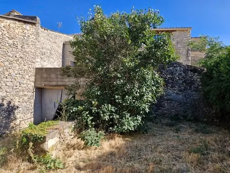 pays de banon  maison en pierres avec jardin  terrasse  caves et grenier