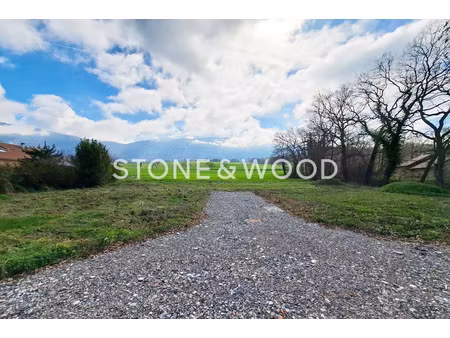 terrain constructible dans un écrin de verdure aux portes de