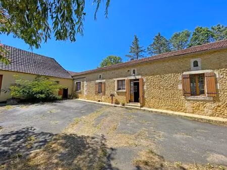 maison et nombreuses dépendances