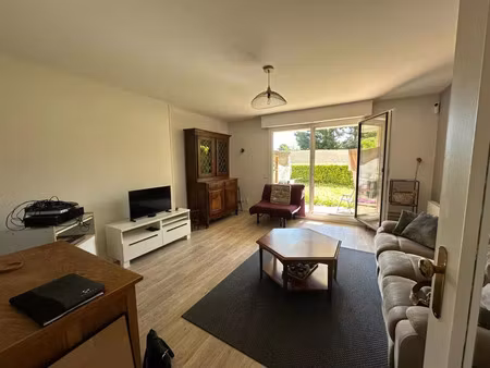 location appartement 2 pièces 87 m² à saint-genis-laval (69230)