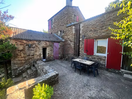 maison en pierres avec magnifique vue