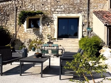 elégante maison en pierre entièrement restaurée  4 pièces  au coeur d'un village médiéval 