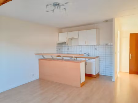 location appartement 2 pièces 34 m² à le mesnil-saint-denis (78320)  870 €