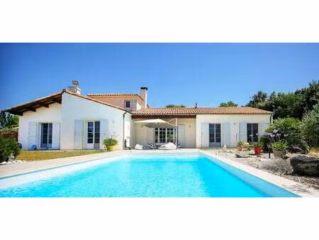 maison avec piscine et terrasse le gué-de-velluire (85)