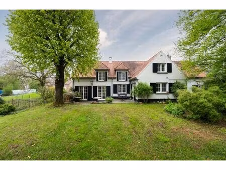 proximité place de céroux !