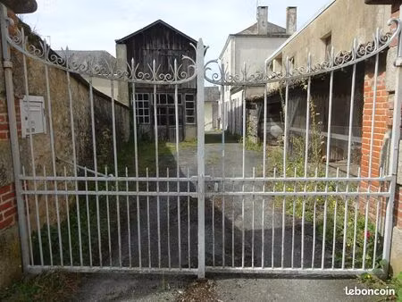 maison et son atelier de menuiserie