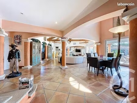 villa 10 pièces 298 m²