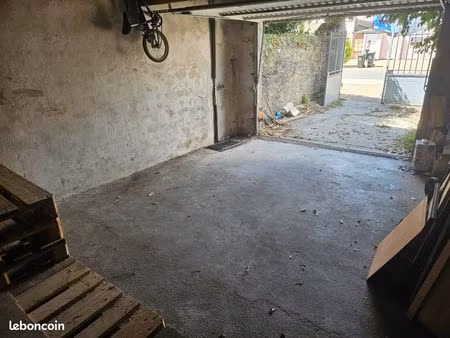 place de parking dans garage privé  proche gare