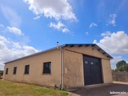 local 200m² comprenant bureau et wc