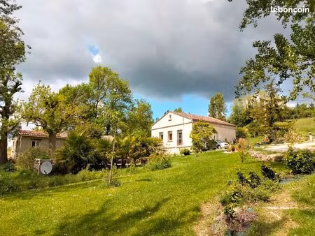 ancienne fermette sur 3800 m2- 2 maisons et grange et +++