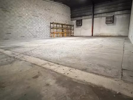 local d activité de 200m2