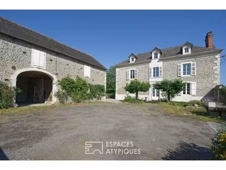 authentique enclos béarnais de 1844 avec grange aménageable et terrains à bâtir