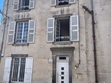 arlanc – immeuble à rénover​ (maison de ville que l'on peut transformer en 3 appartements)