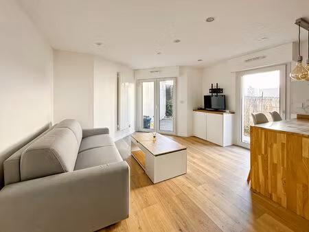 studio lumineux avec terrasse et parking à vert-le-grand