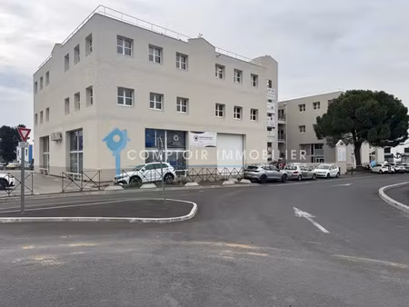 locaux d'activité situé entre les sorties autoroutes des pré