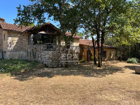 a vendre propriété en pierre en partie autonome avec 2 hectares à proximité de cubjac (246