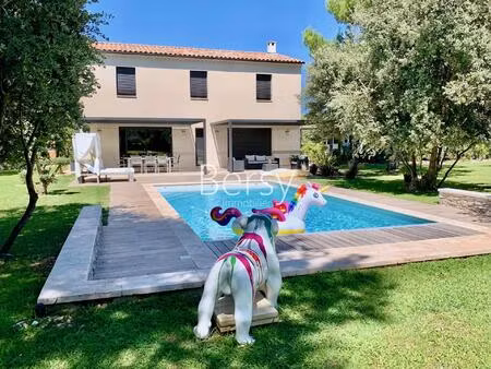 villa contemporaine 205m2 sur 3100 m2 avec piscine chauffée de 10x5m