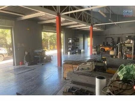 entrepôt de 268 m² implanté sur 1039 m² de terrain en zone artisanale des sables d'or – ét