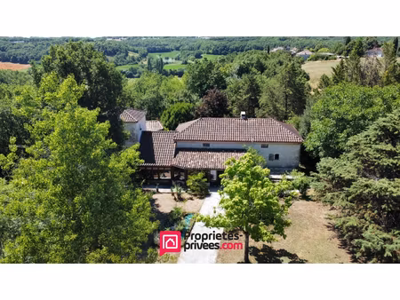 propriété de caractère avec piscine et dépendances dans un cadre d'exception