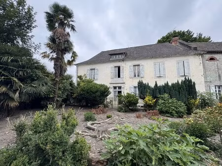 exclusivité coarraze  a vendre maison béarnaise avec plusieurs granges sur 7094 m² de terr