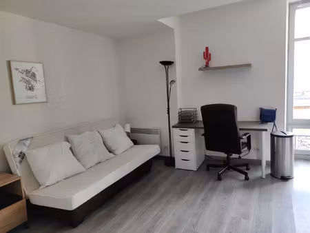 nimes- ecusson beau studio meublé