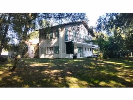 propriété lumineuse  endroit enchanteur  bordure de rivière  dépendances