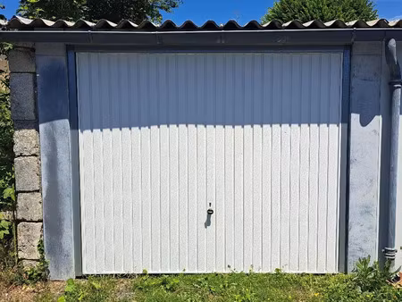 parking à louer 16 m² - saint-jean-d'angély (17) - 65€