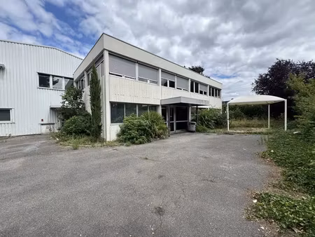 bâtiment indépendant de 1 172 m² sur un terrain de 4 356 m² permettant le stockage extérie