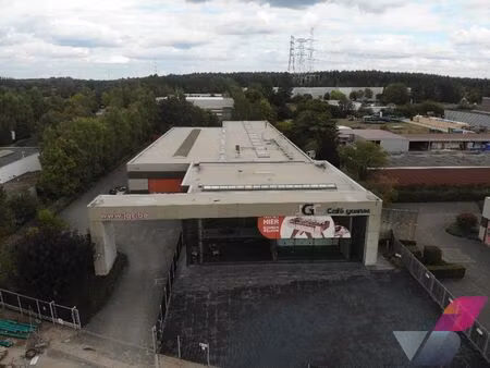 semi-industrieel gebouw op zichtlocatie