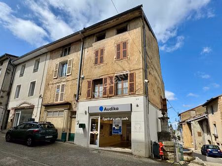 immeuble avec local commercial loué et 2 appartements à rénover en plein coeur de saint-am