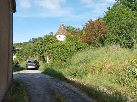 grange à rénover entièrement avec un jolie pigeonnier sur le terrain qui pourrai servir de