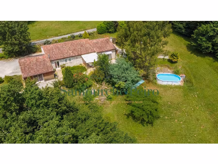 à 18 km à l'ouest de sarlat et 3km de st cyprien