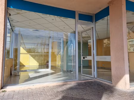 cellule commerciale au coeur du port de gruissan - 50 m2 - j