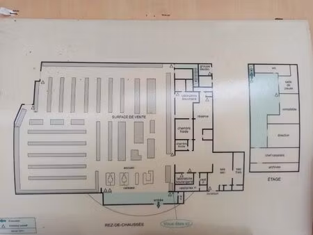 location commerce 1650 m² à châlus (87230)