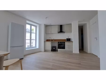 location meublée appartement 4 pièces 94 m² à parthenay (79200)  485 €