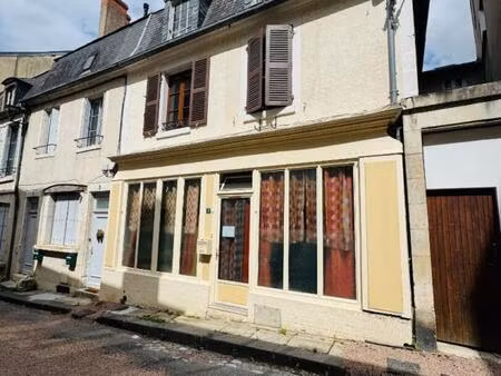 maison de ville dans le centre de la charité