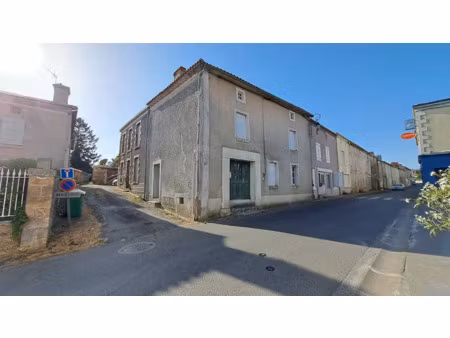 location maison 3 pièces 90 m² à fenioux (79160)  450 €