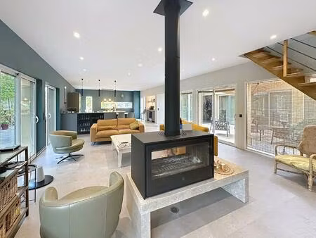 maison contemporaine spacieuse et lumineuse avec piscine intérieure dans un cadre paisible