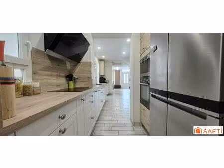 5 chambres - grande pièce de vie - petit extérieur.