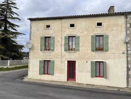 maison de bourg avec sa piscine et terrain.