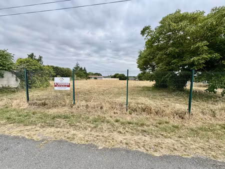 terrain à bâtir de 4325m² en centre bourg de saint ciers sur gironde. possibilité de divis