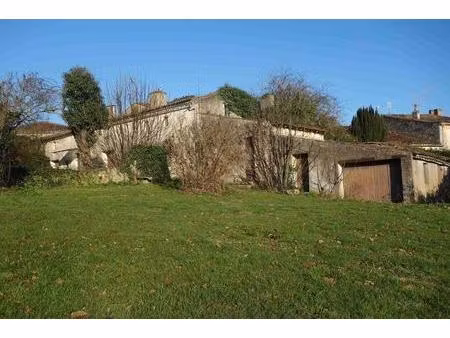ensemble immobilier à rénover au coeur de blaye