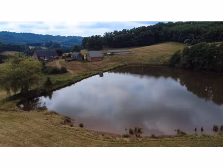maison avec grange  stabulation et étang sur 59 hectares de terrain d'un seul tenant