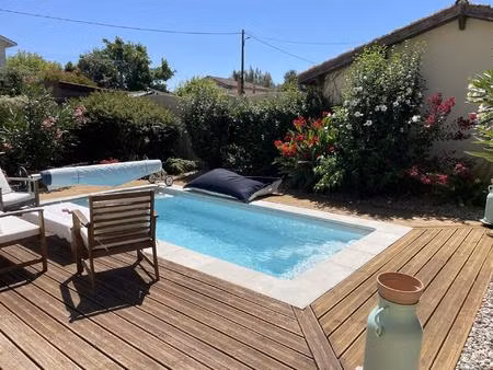 maison en pierre avec piscine.