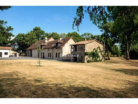 a vendre  magnifique ferme acadienne de 1773. 7 pièces 174.31 m² la puye 86 260