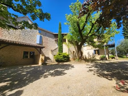 ensemble immobilier en pierre composé de plusieurs bâtiments