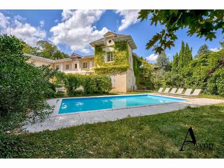 ecully centre - propriete de charme avec jardin et piscine - 404 m2 - 8 pieces -6 chambres