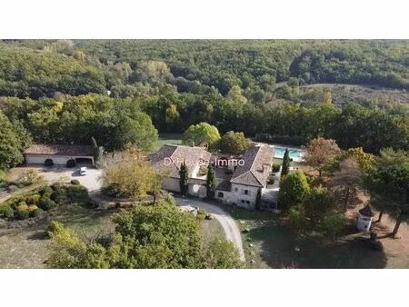 splendide demeure à 12 pièces avec grand terrain  piscine et garage.